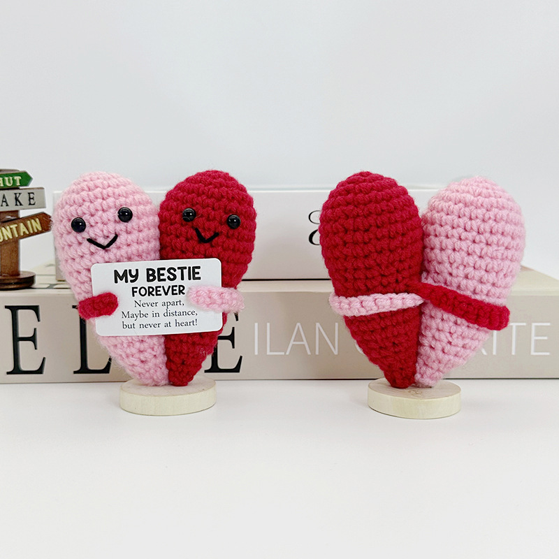 Home Textiles Europe - 面白いかぎ針編み感情サポートハートハグ人形ホームルーム装飾手織り Kintted ハートシェイプラブデスクトップ Ornamentc ギフト